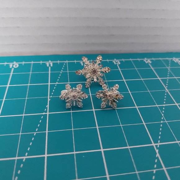 Vintage Avon Snowflake Earrings Rhinestones on Silver Tone LeverBack W/ Pinback - Picture 2 of 7